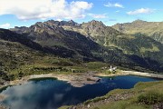 38 Lago di Pescegallo con vista verso Torrione di Mezzaluna e Pizzo Torretta
